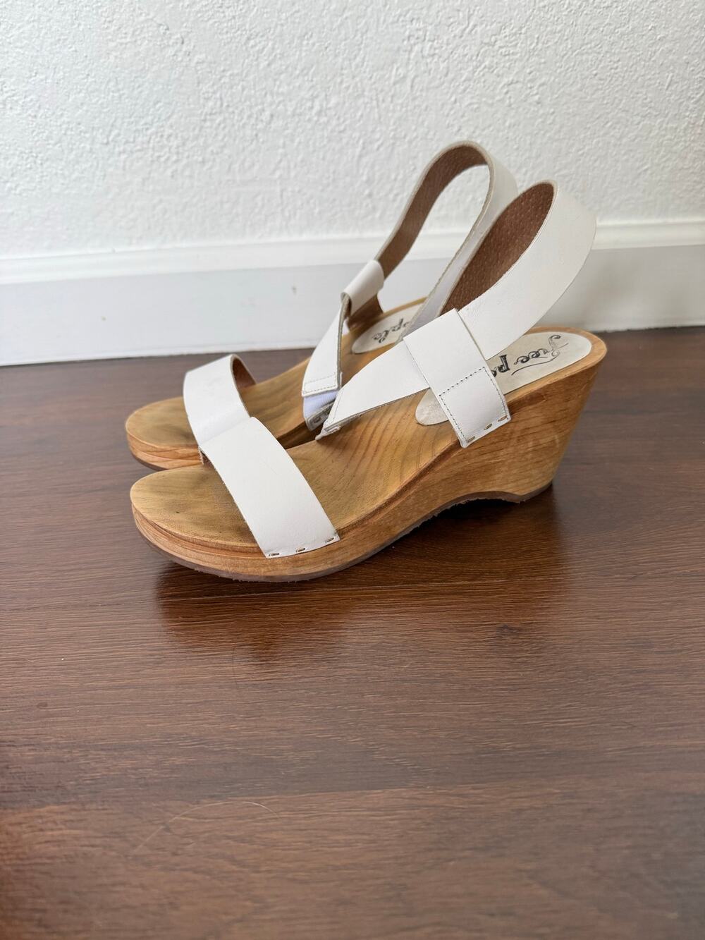 Free People Dune Beach Clog Sandals White Leather Wood Sz 38 (US 7.5) Boho